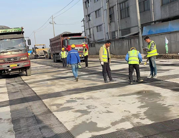 汉源老材料的新故事：玻璃纤维土工格栅如何在‘白改黑’浪潮中重获新生？