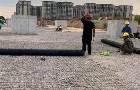 汉源土工格栅铺设前地基要怎么处理？